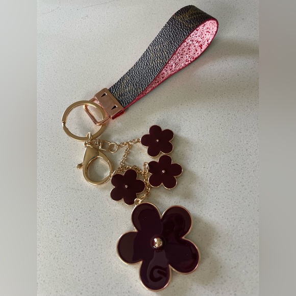 Designer Floral Keychain - Picture 6 of 7